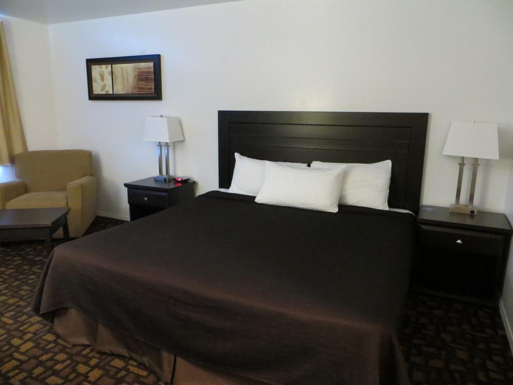 Travelodge By Wyndham Prince Albert Buitenkant foto