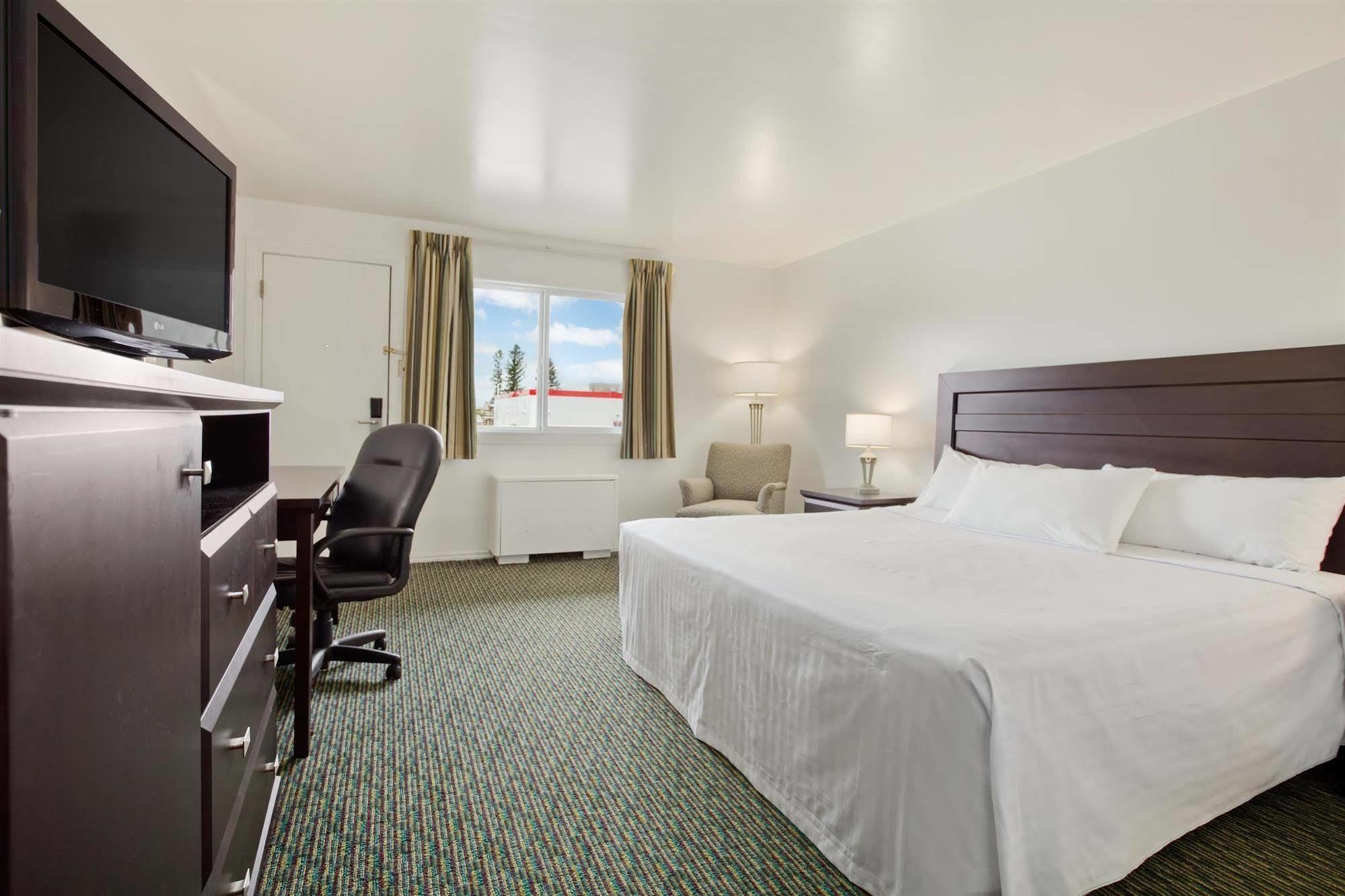 Travelodge By Wyndham Prince Albert Buitenkant foto